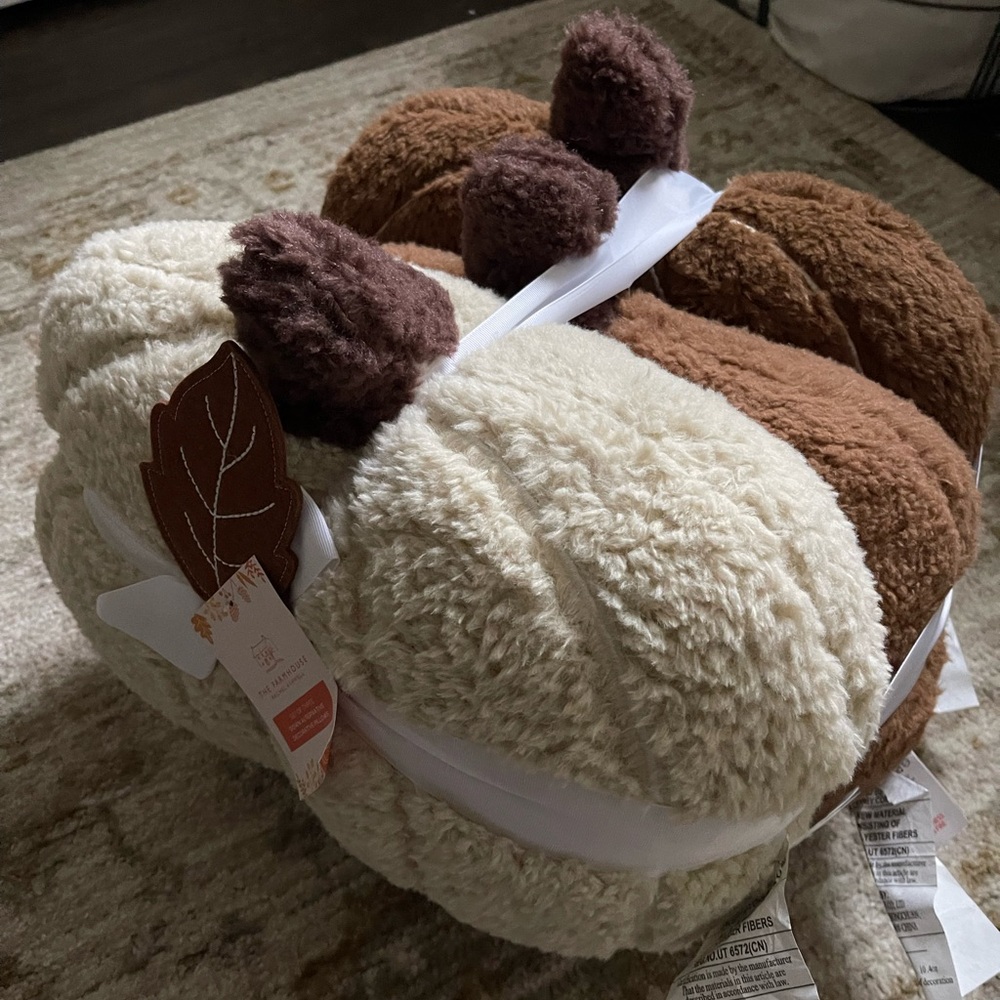 NWT Rachel Ashwell The Farmhouse three pack pumpkin pillows
